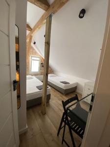 Habitación con cama y silla. en Hostel 19 Sopot, en Sopot