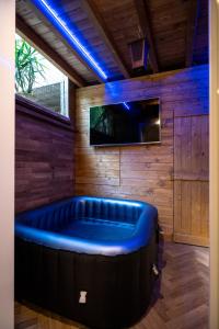 Una gran bañera azul en una habitación con TV en Luxury Cecilia via Antonio del Re 9 Tivoli, en Tívoli