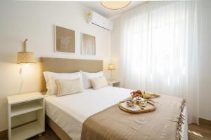 een slaapkamer met een bed en een dienblad bij Villa Ria in Ovar