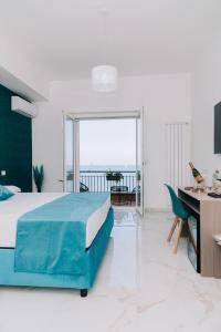 斯塔比亞海堡的住宿－FronteMare Suite，一间卧室配有一张床和一张书桌,享有美景。