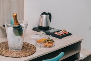 斯塔比亞海堡的住宿－FronteMare Suite，一张桌子,上面放着搅拌机,还有饮料和小吃