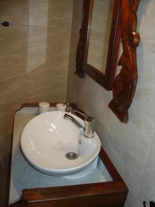 lavabo blanco en el baño con espejo en Za bukiem, en Szklarska Poręba
