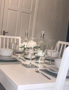 een tafel met borden en wijnglazen erop bij Fieldside View, Contractors and Families in Doncaster