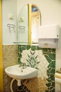 a bathroom with a sink and a mirror at Kivimaa Puhkemaja in Tiidu
