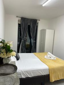 ein Schlafzimmer mit einem Bett mit einer gelben Decke in der Unterkunft Wharf Inn Premier Apartment Central Manchester - Free Private Parking in Manchester