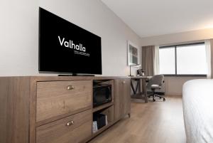 TV a/nebo společenská místnost v ubytování Valhalla Hotel & Conference Centre