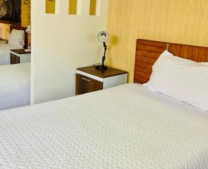 1 dormitorio con 2 camas y una lámpara en una mesa en Quito Terrace, en Quito