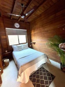 Una cama o camas en una habitación de Cabañas La Caleta Holbox