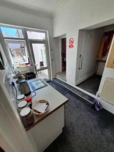 Posezení v ubytování PINK HOUSE ,Opposite Beach ,SLEEPS 6 , 2 BEDROOM GROUND FLOOR SELF CONTAINED GARDEN FLAT , PRIVATE ENTRANCE , KITCHEN , Guaranteed Parking ,Wifi , Movies ,Bathroom ,fridge , microwave ,BEDROOM 1, DOUBLE BED & 2 SINGLE BEDS ,BEDROOM 2 , DOUBLE BED