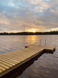 ein Dock auf einem See mit zwei Formen im Wasser in der Unterkunft Ruka Chalet Roma in Ruka