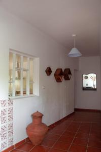 una stanza con un vaso sul muro e una finestra di Casa Mourato a Alpedriz
