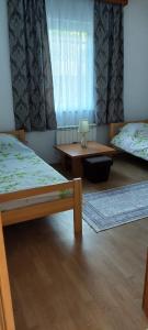 een kamer met 2 bedden en een raam met gordijnen bij Melaaj Hill in Sarajevo