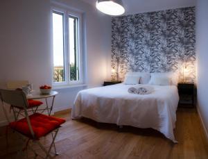 een slaapkamer met een bed, een tafel en een raam bij Palazzo Belli Roma in Rome