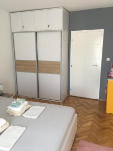 Posteľ alebo postele v izbe v ubytovaní Apartments SARA