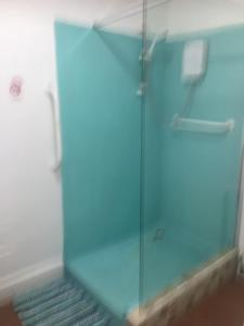 Koupelna v ubytování PINK HOUSE ,Opposite Beach ,SLEEPS 6 , 2 BEDROOM GROUND FLOOR SELF CONTAINED GARDEN FLAT , PRIVATE ENTRANCE , KITCHEN , Guaranteed Parking ,Wifi , Movies ,Bathroom ,fridge , microwave ,BEDROOM 1, DOUBLE BED & 2 SINGLE BEDS ,BEDROOM 2 , DOUBLE BED