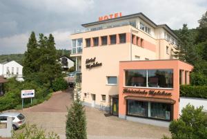 ein Gebäude mit einem Hotelschild darüber in der Unterkunft Hotel Malchen Garni in Seeheim-Jugenheim