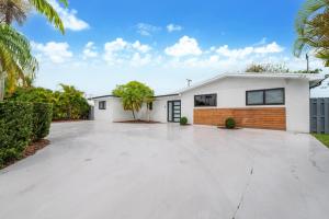 a large driveway in front of a white house at Luxe 5BR Pool Jacuzzi Basketball L17 in Cutler Bay