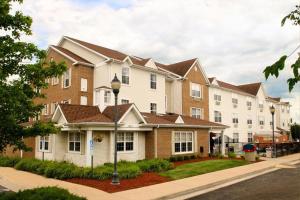 um grande edifício de apartamentos com uma rua em frente em Extended Stay America Suites - St Louis - Fenton em Fenton