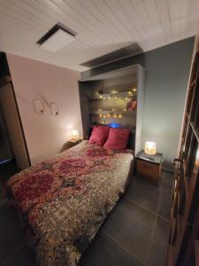 Postel nebo postele na pokoji v ubytování Logement proche de Bordeaux, route des Châteaux