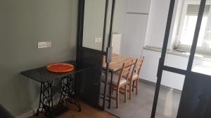 uma mesa de jantar e cadeiras num quarto em Apartamento Vadillos - VuT 09-401 em Burgos