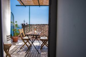 eine Terrasse mit einem Tisch und Stühlen auf dem Balkon in der Unterkunft B&B Casa Martino SEA VIEW in Vietri