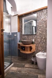 bagno con lavandino e specchio di B&B Casa Martino SEA VIEW a Vietri