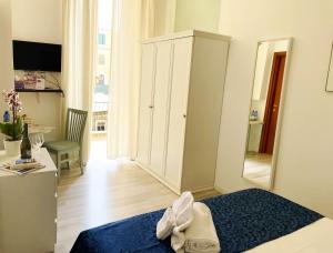 1 dormitorio con cama y espejo grande en Appia 52, en Roma