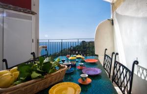 維耶特里的住宿－B&B Casa Martino SEA VIEW，阳台上摆放着食物盘的桌子