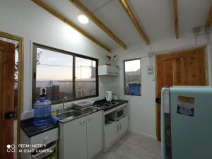 a small kitchen with a sink and a stove at Loft Tongoy Peninsula sin estacionamiento in Coquimbo