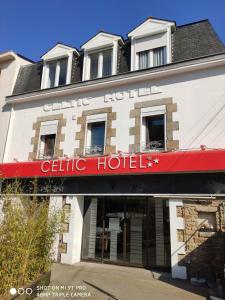 オーレーにあるCeltic Hotelの赤い看板が貼られたセルトホテルの建物