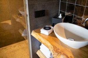 een badkamer met een witte wastafel en een aanrecht bij Eigenheimer B&B in Simpelveld