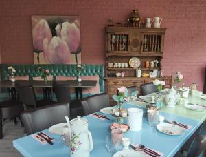 a dining room table set up for a party at Hotel B&B LeLa in Valkenburg