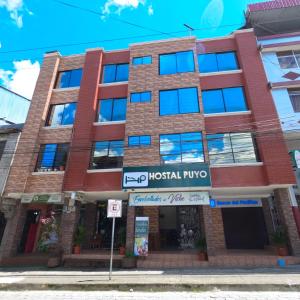 普约Hostal Puyo的街角的一栋建筑