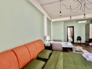 sala de estar con sofá y mesa en Claude Monet Seaside Hotel, en Grigoleti