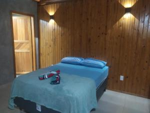 una camera da letto con letto con lenzuola blu e cuscini blu di Formosa Suites a Bonito