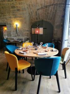 Hotel Restaurant Le Grézalide في Grèzes: غرفة طعام مع طاولة وكراسي خشبية