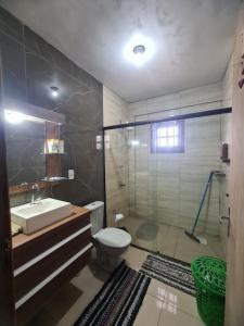 托雷斯的住宿－MARE 3 - DE PEDRA - natureza，浴室配有卫生间、盥洗盆和淋浴。
