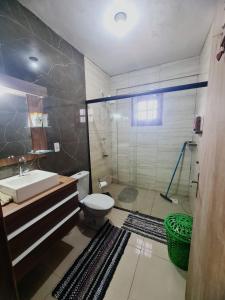 Un baño con inodoro, lavabo y ducha. en MARE 3 - DE PEDRA - natureza, en Torres