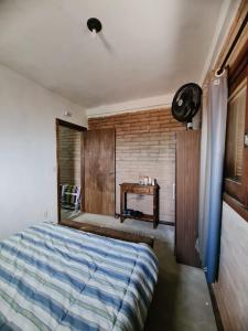 托雷斯的住宿－MARE 3 - DE PEDRA - natureza，一间卧室配有一张床和一张桌子