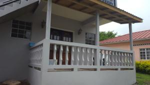 Balkon lub taras w obiekcie bLu skAii Apt 5minutes2 Rodney Bay by car