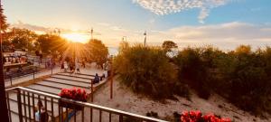 Η ανατολή ή δύση του ηλίου όπως φαίνεται από αυτό το διαμέρισμα ή από εκεί κοντά