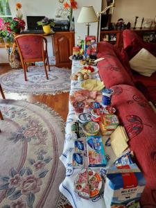 una mesa llena de comida en un sofá en Homestay Svatá, en Svatá