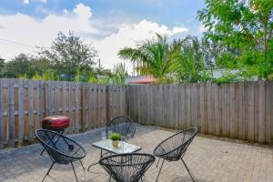 un patio con 2 sillas, una mesa y una valla en Fantastic Townhouse 15minutes from the Beach en Miami