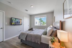 Un dormitorio con una cama grande y una ventana en Fantastic Townhouse 15minutes from the Beach en Miami