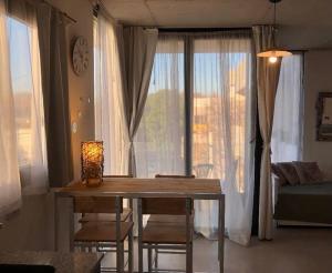 a dining room table with chairs in front of a window at Luminoso y comfortable monoambienteA 25 minutos de Ezeiza in Remedios de Escalada