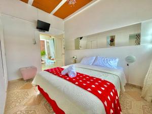1 dormitorio con 1 cama con manta roja y blanca en Mirador San Jose, en Santa Rosa de Cabal
