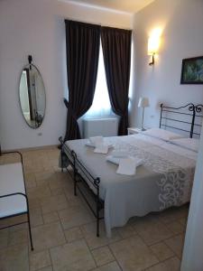 - une chambre avec un grand lit et un miroir dans l'établissement Masseria Catucci Agriturismo, à Alberobello