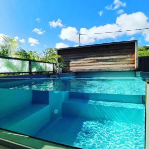 una piscina en el agua con vistas al océano en Habitation I'SEO Adult Only, en Sainte-Anne