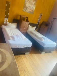 Ein Bett oder Betten in einem Zimmer der Unterkunft WOHNUNG IN KAISERSLAUTERN