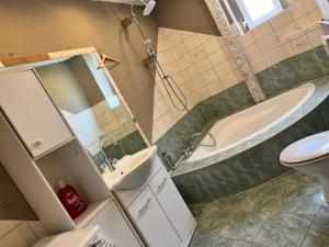 ein Badezimmer mit Waschbecken, Badewanne und Toilette in der Unterkunft WOHNUNG IN KAISERSLAUTERN in Kaiserslautern
